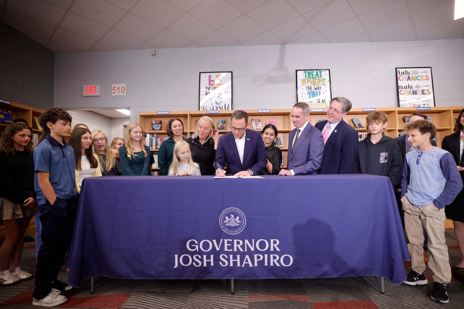 Shapiro signs bell-to-bell cellphone ban for Pa. schools — WITF News